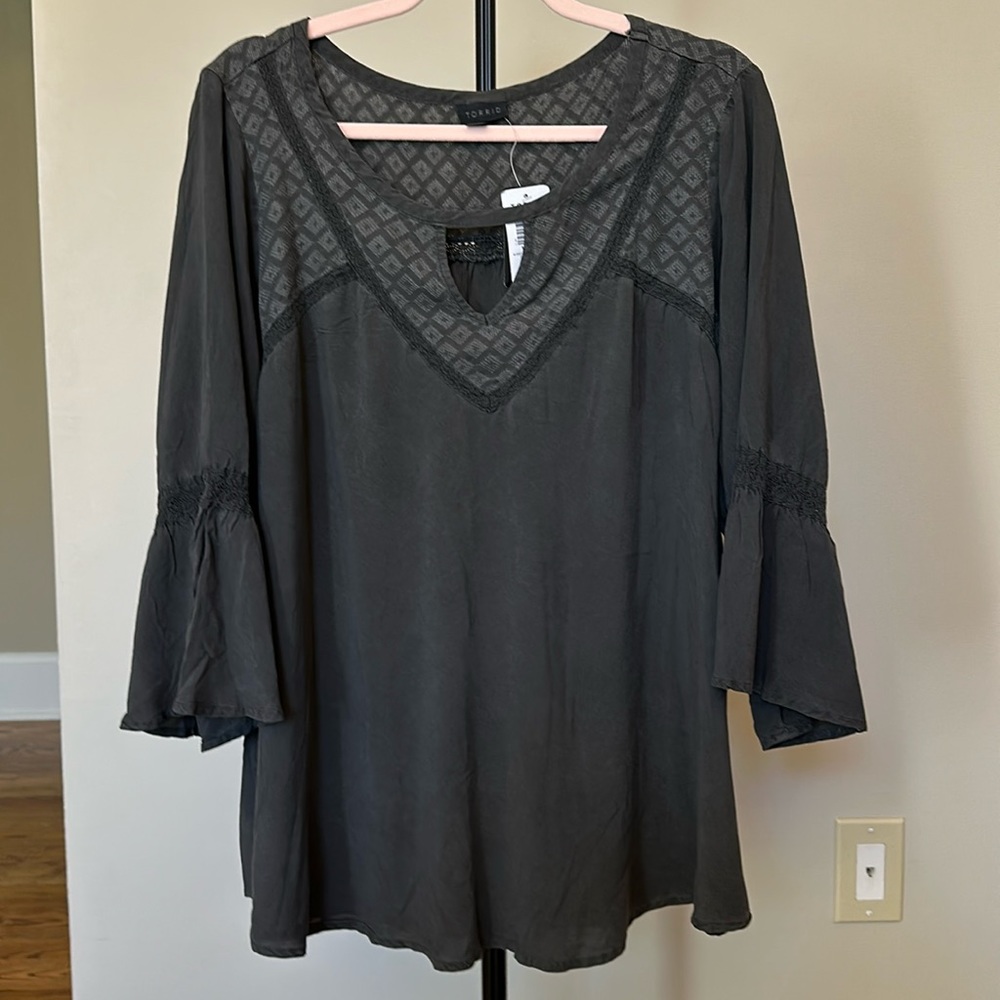 Nwt Torrid Gray Size 1 (14/16) 3/4 Flutter Sleeve… - image 1